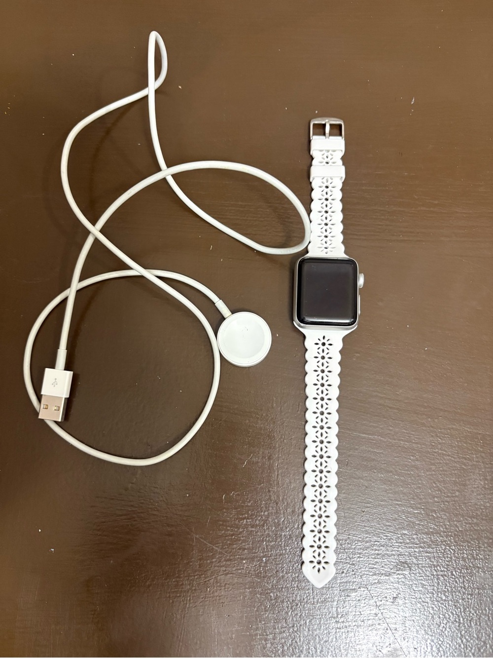 Apple Series 3. 38mm. Smartwatch, Silicone Band and Magnetic Charger.